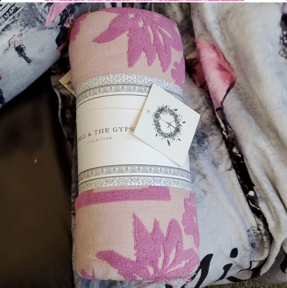 NWT Spell Fuchsia Jasmine Spell towel - Picture 10 of 11